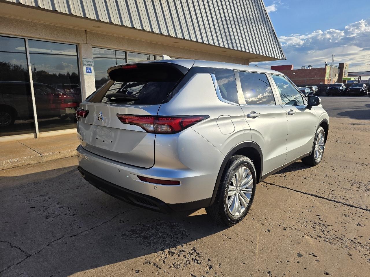 Mitsubishi Outlander ES FWD 2024