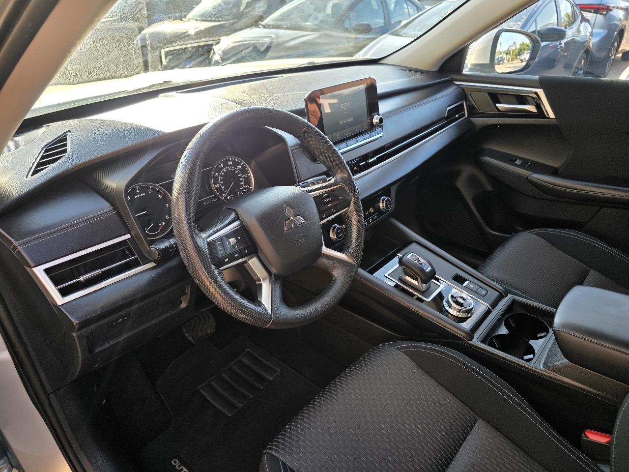 Mitsubishi Outlander ES FWD 2024