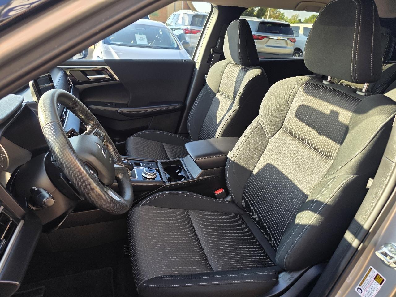 Mitsubishi Outlander ES FWD 2024