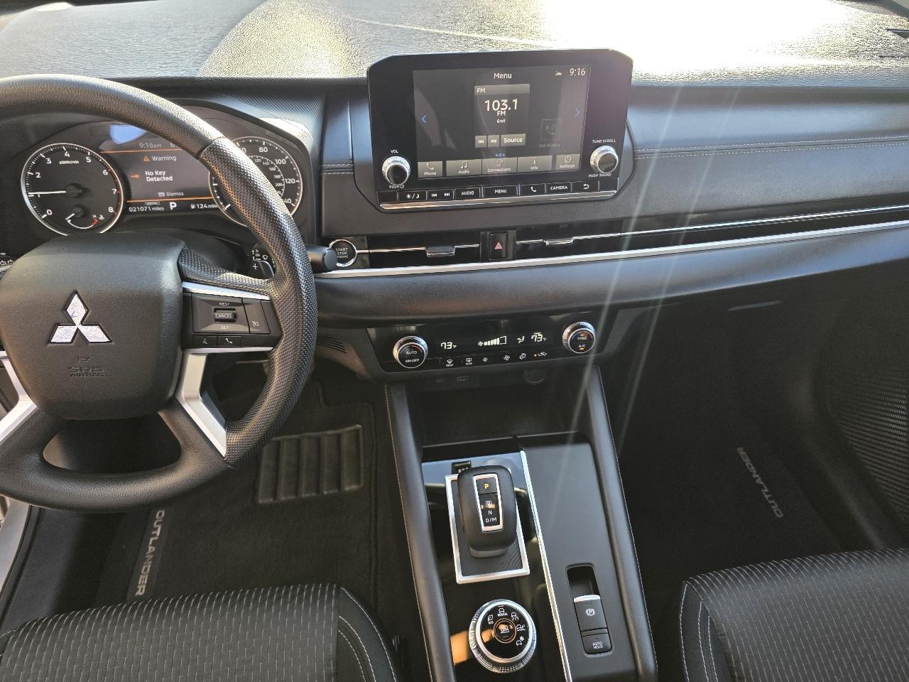 Mitsubishi Outlander ES FWD 2024