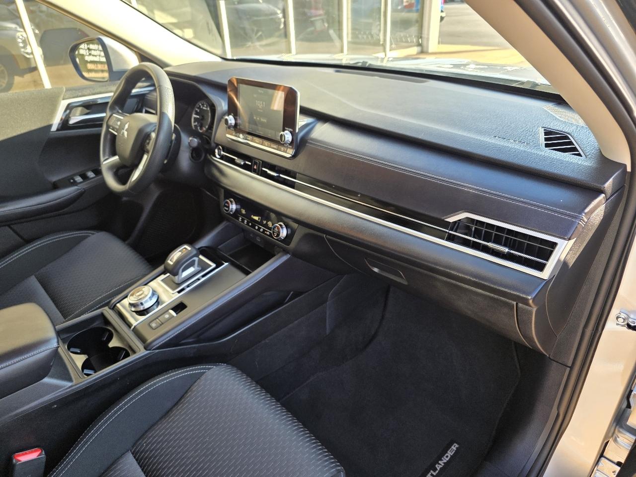 Mitsubishi Outlander ES FWD 2024