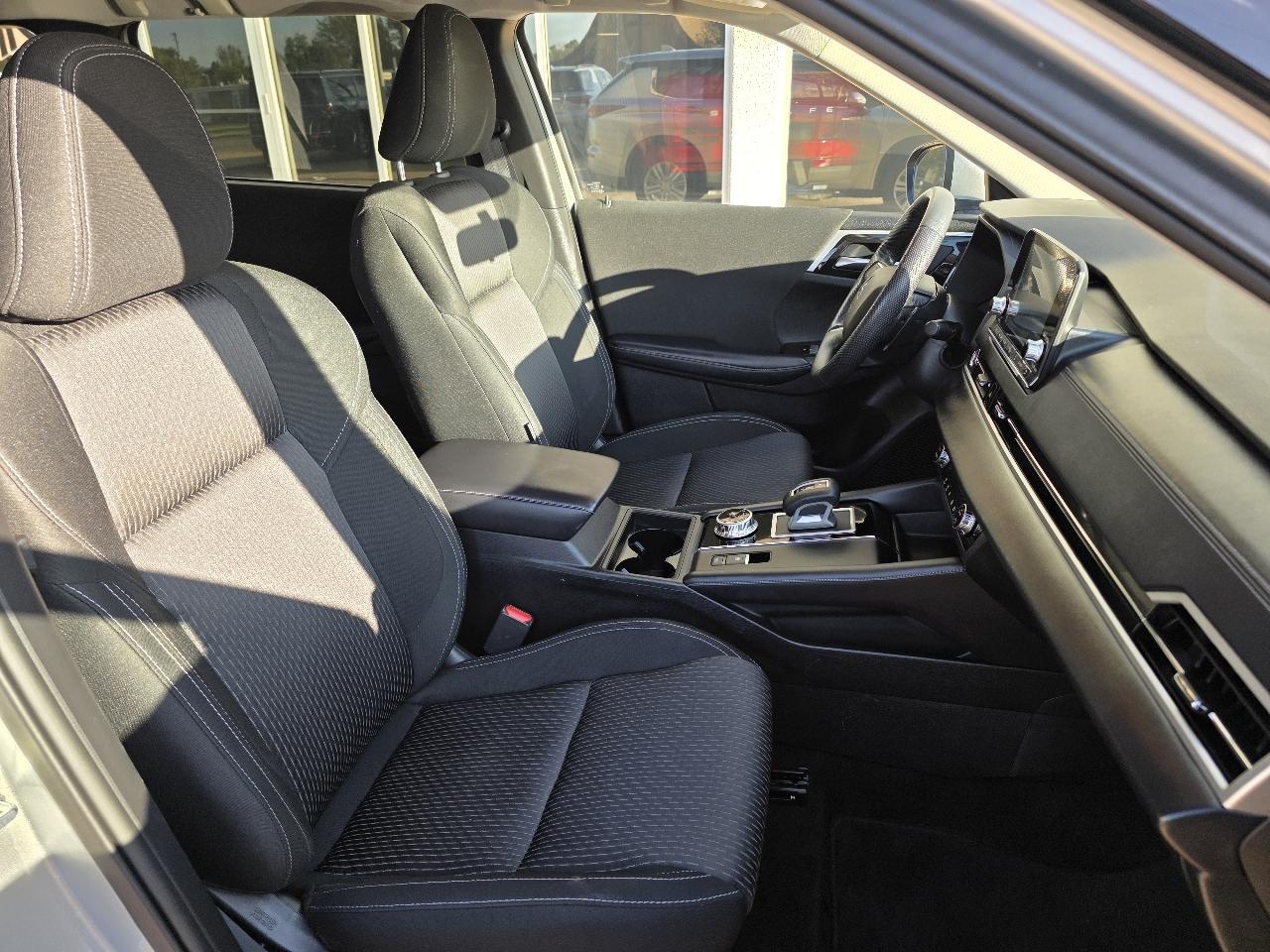 Mitsubishi Outlander ES FWD 2024