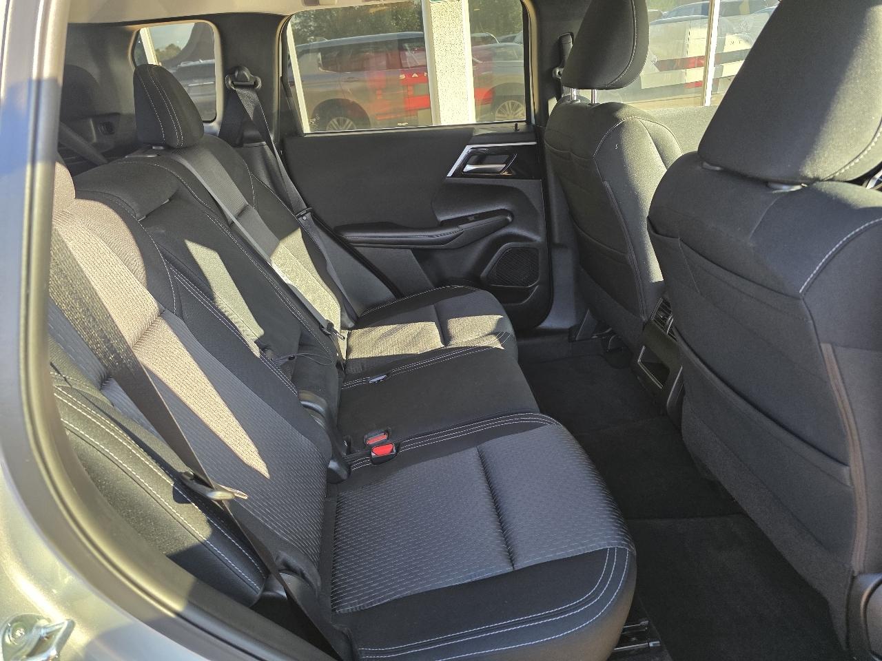 Mitsubishi Outlander ES FWD 2024