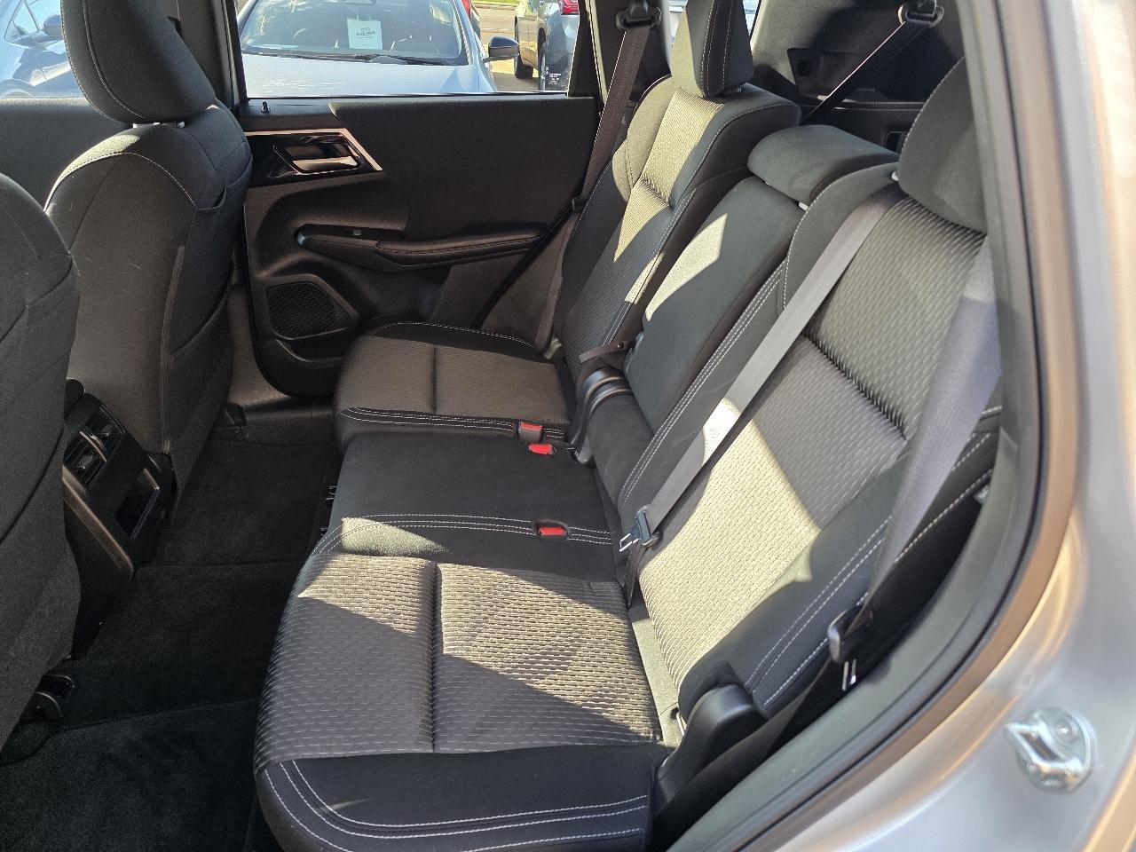 Mitsubishi Outlander ES FWD 2024