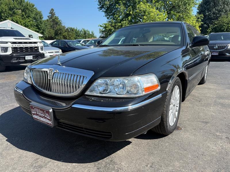 2005 Lincoln Town Car Signature's photo