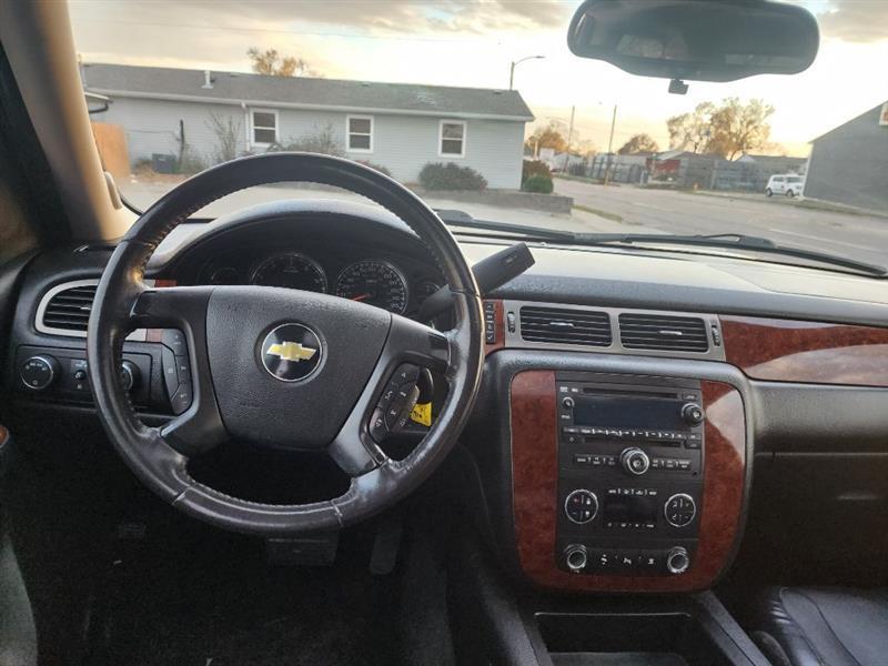 Chevrolet Suburban LT 1500 4WD 2010