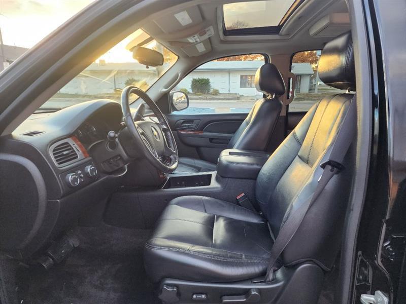 Chevrolet Suburban LT 1500 4WD 2010