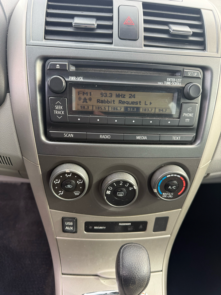 Toyota Corolla 4dr Sedan LE Auto 2012