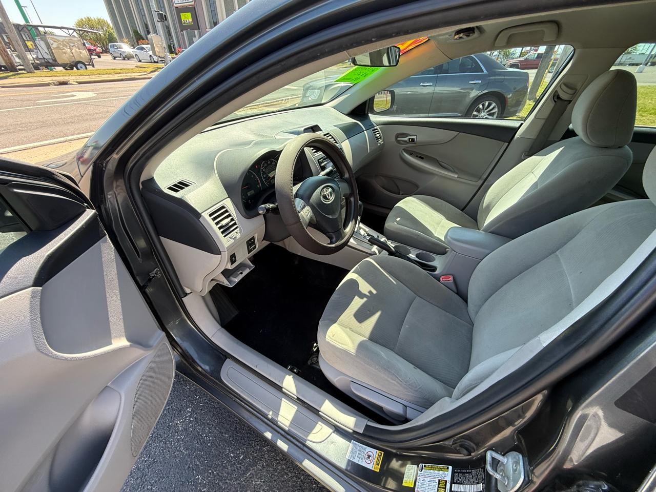 Toyota Corolla 4dr Sedan LE Auto 2012