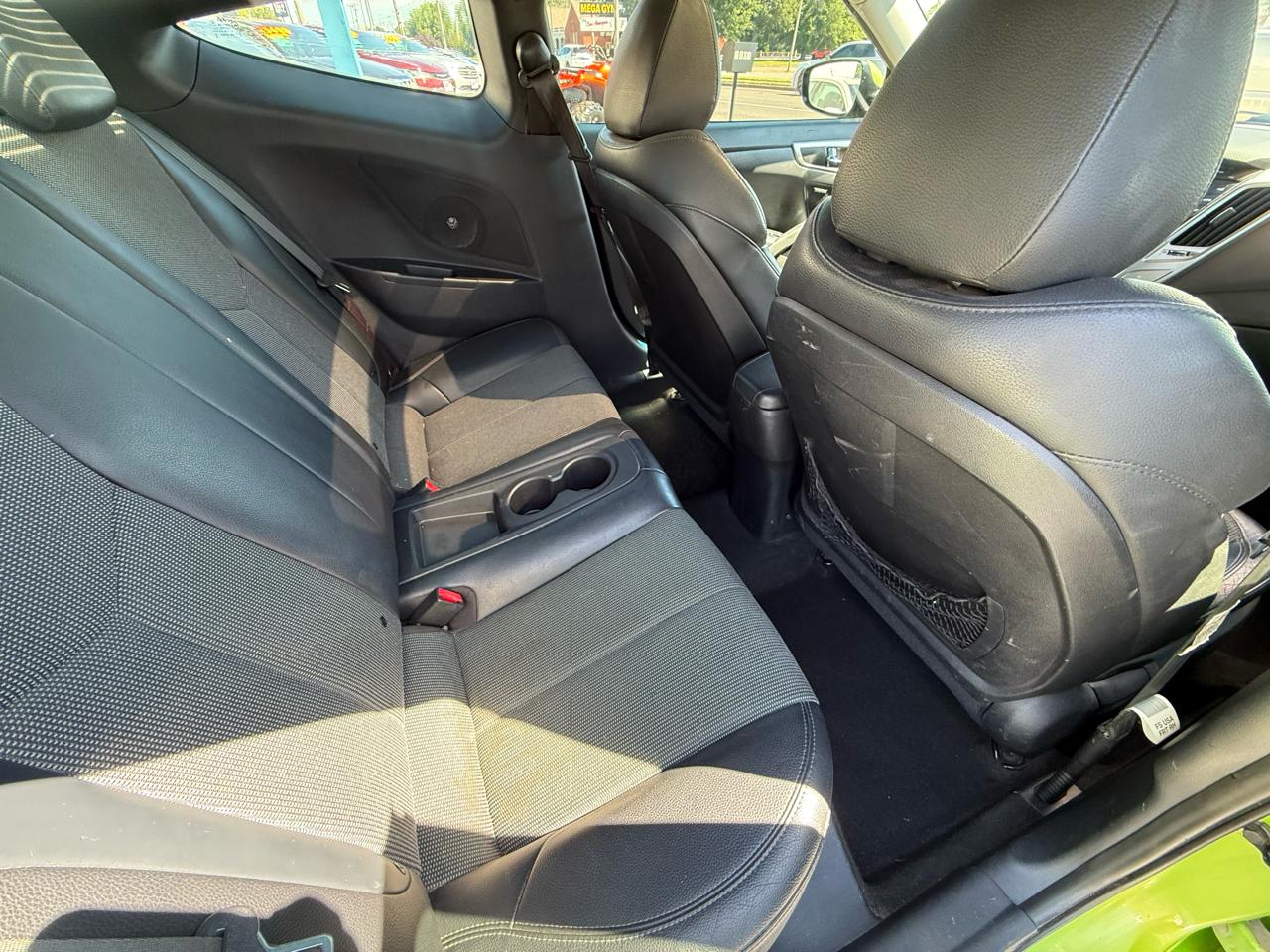Hyundai Veloster Base 2012