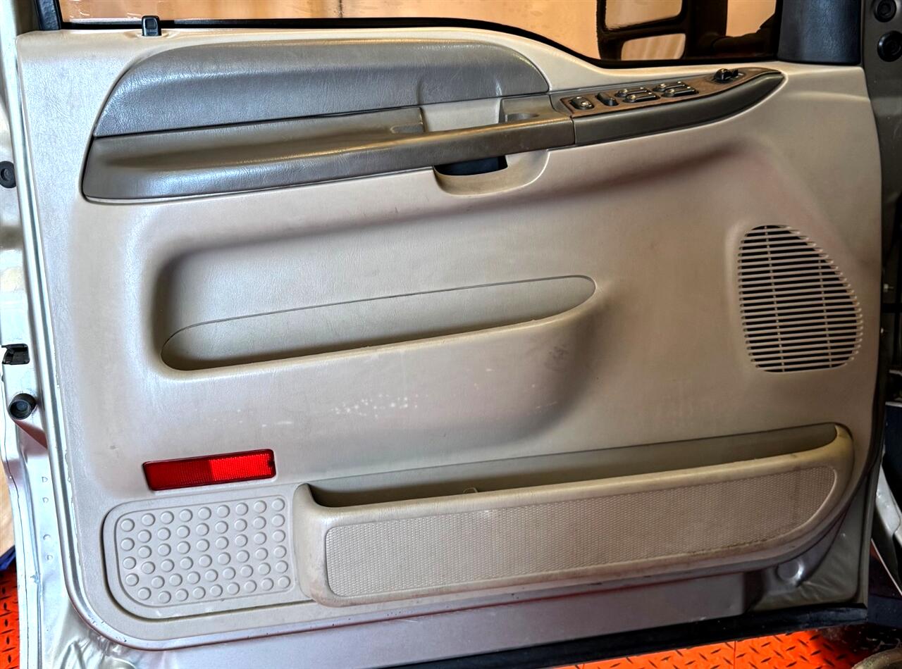 Ford Super Duty F-350 DRW Crew Cab 172" Lariat 4WD 2003