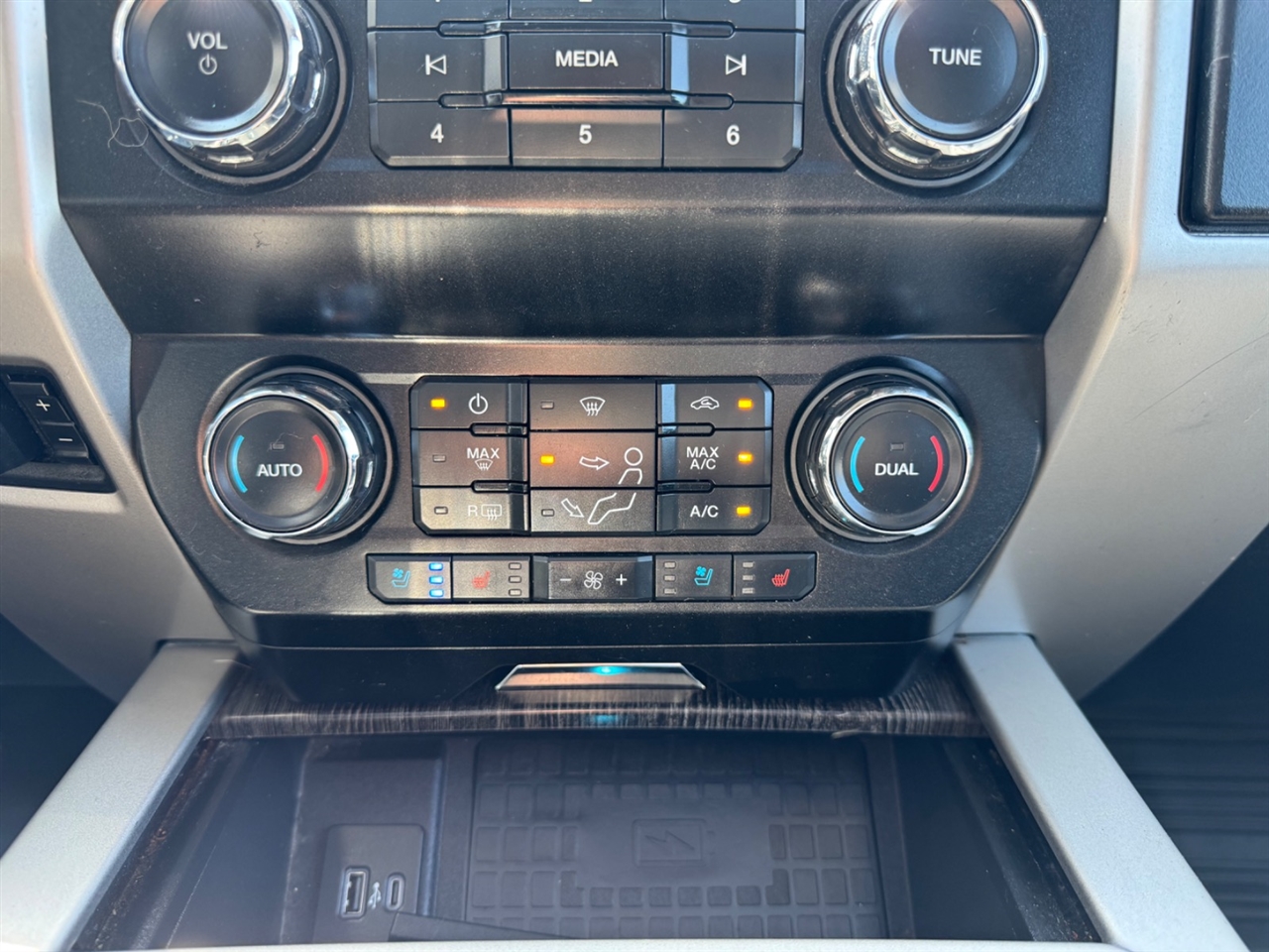 Ford Super Duty F-350 SRW Lariat 4WD Crew Cab 6.75' Box 2020 Ford Super Duty F-350 SRW Lariat 4WD Crew Cab 6.75' Box 2020