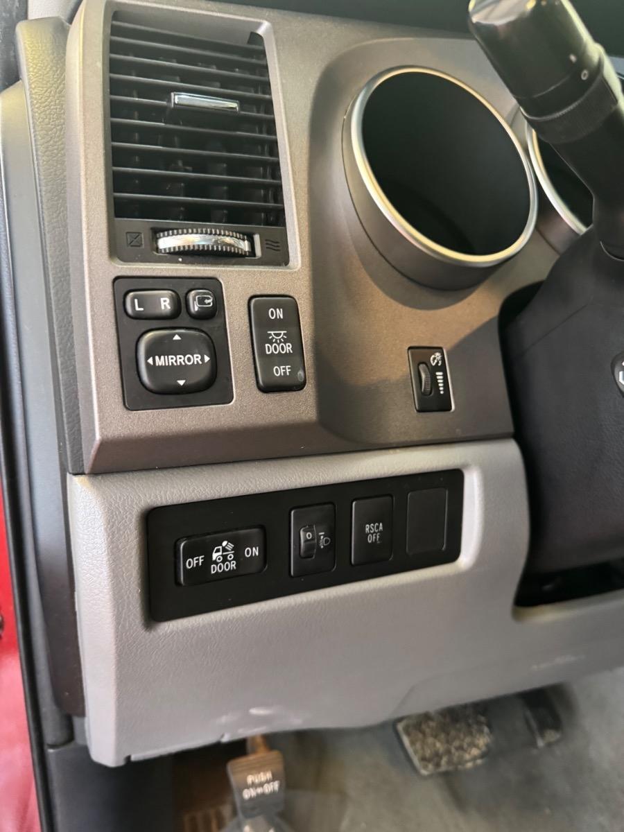 Toyota Tundra 2WD Truck CrewMax 5.7L V8 6-Spd AT LTD (Natl) 2010