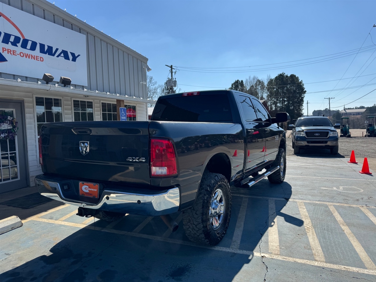 RAM 2500 Tradesman 4x4 Crew Cab 6'4" Box 2017