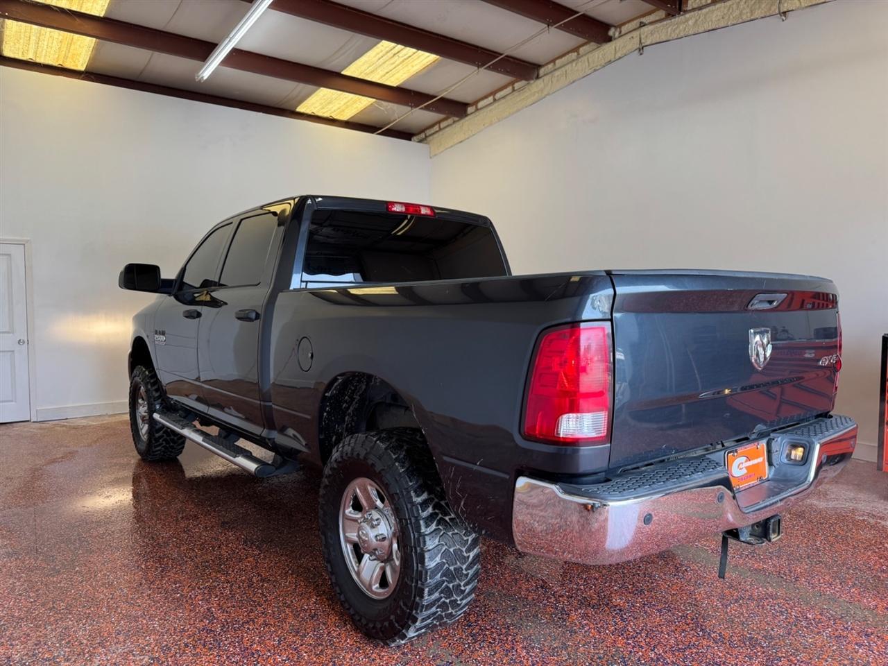 RAM 2500 Tradesman 4x4 Crew Cab 6'4" Box 2017