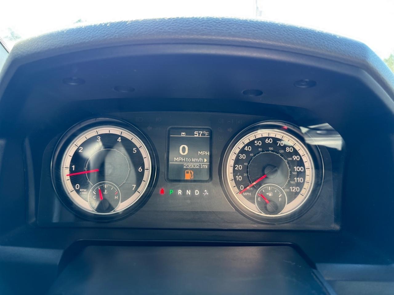 RAM 2500 Tradesman 4x4 Crew Cab 6'4" Box 2017