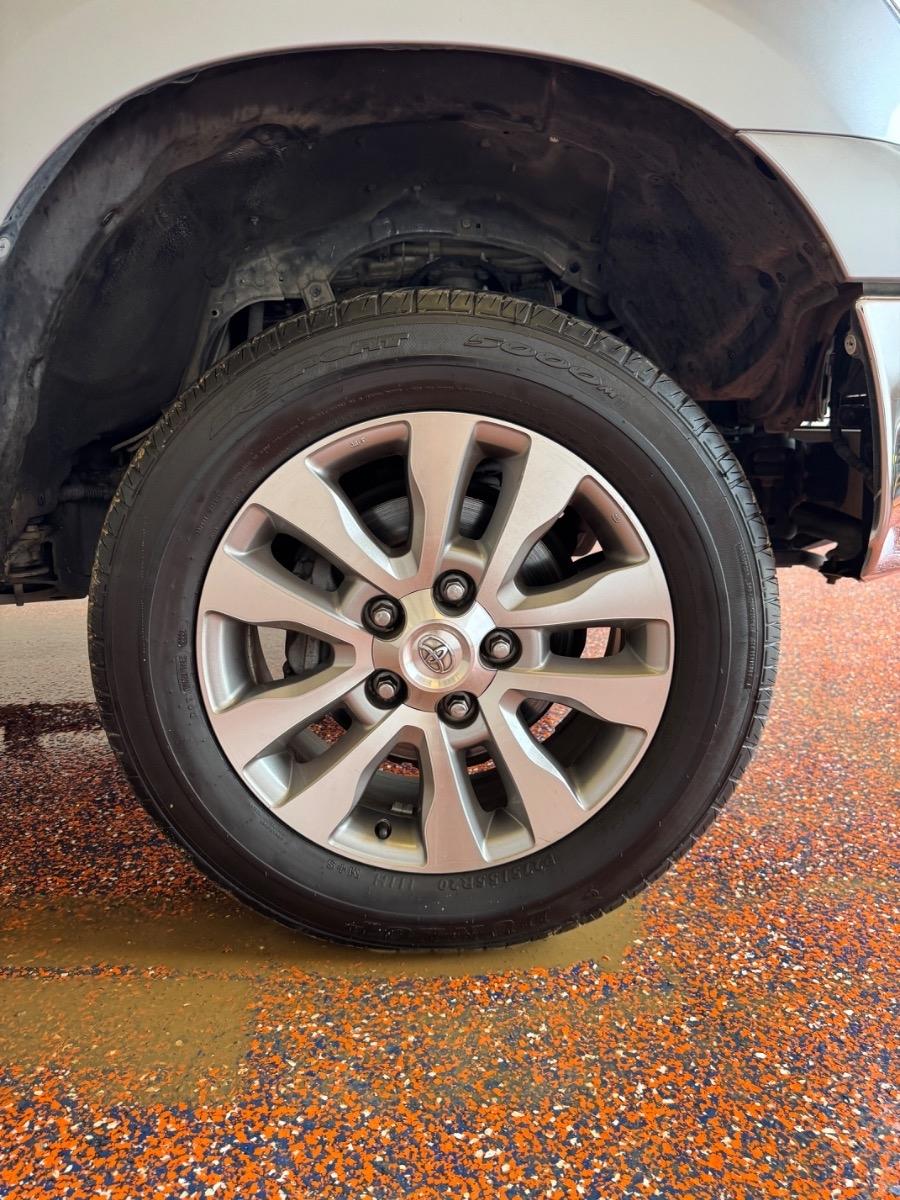 Toyota Tundra 4WD Truck CrewMax 5.7L FFV V8 6-Spd AT LTD (Natl) 2012