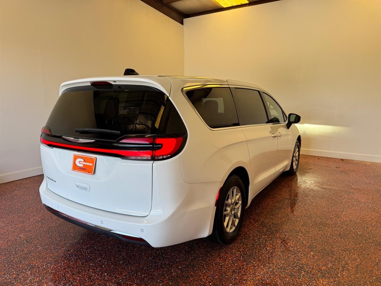Chrysler Pacifica Touring L FWD 2023