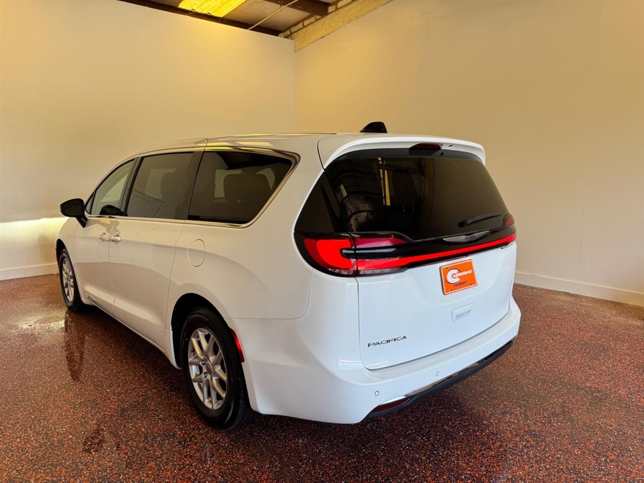 Chrysler Pacifica Touring L FWD 2023