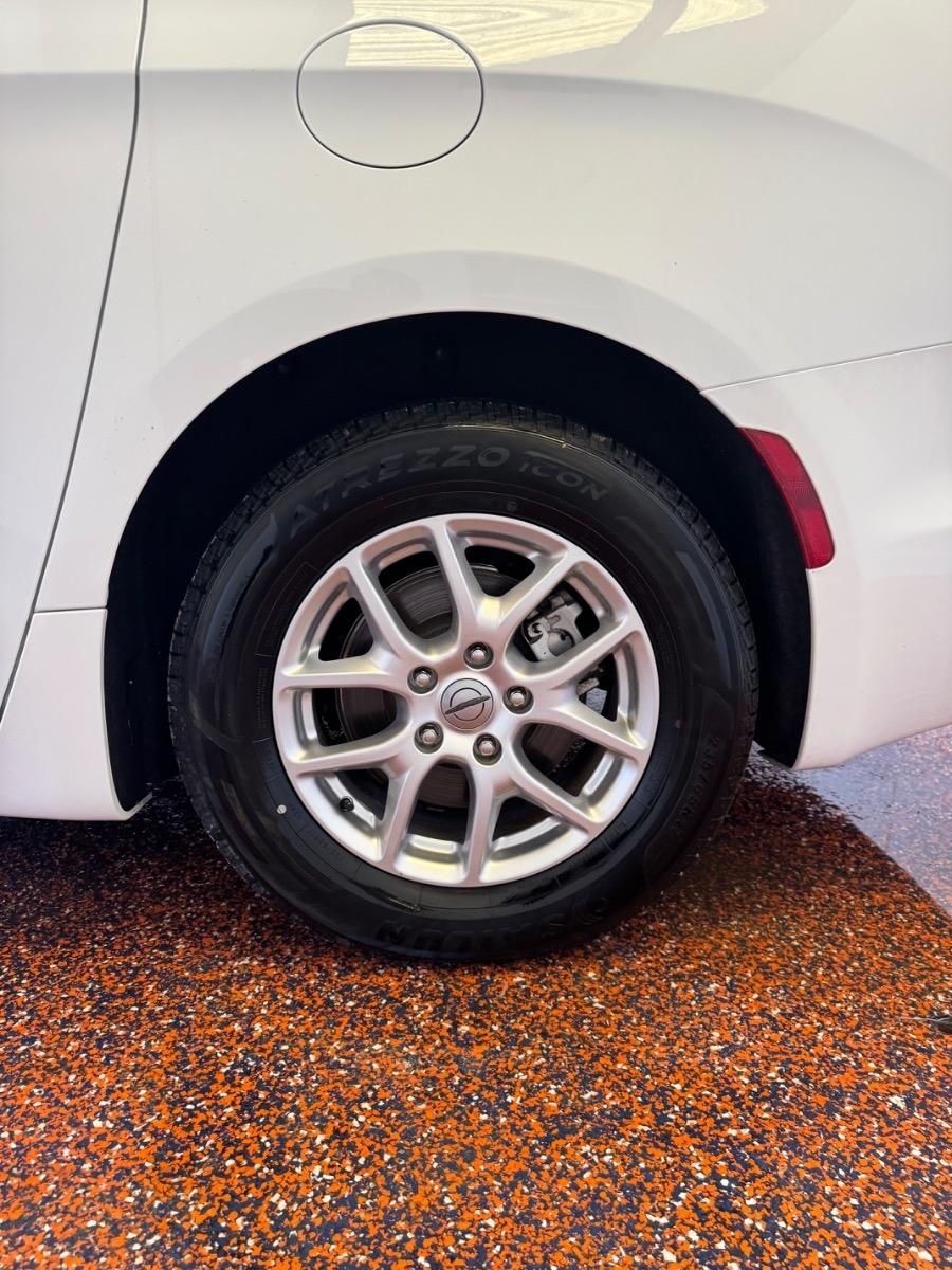 Chrysler Pacifica Touring L FWD 2023