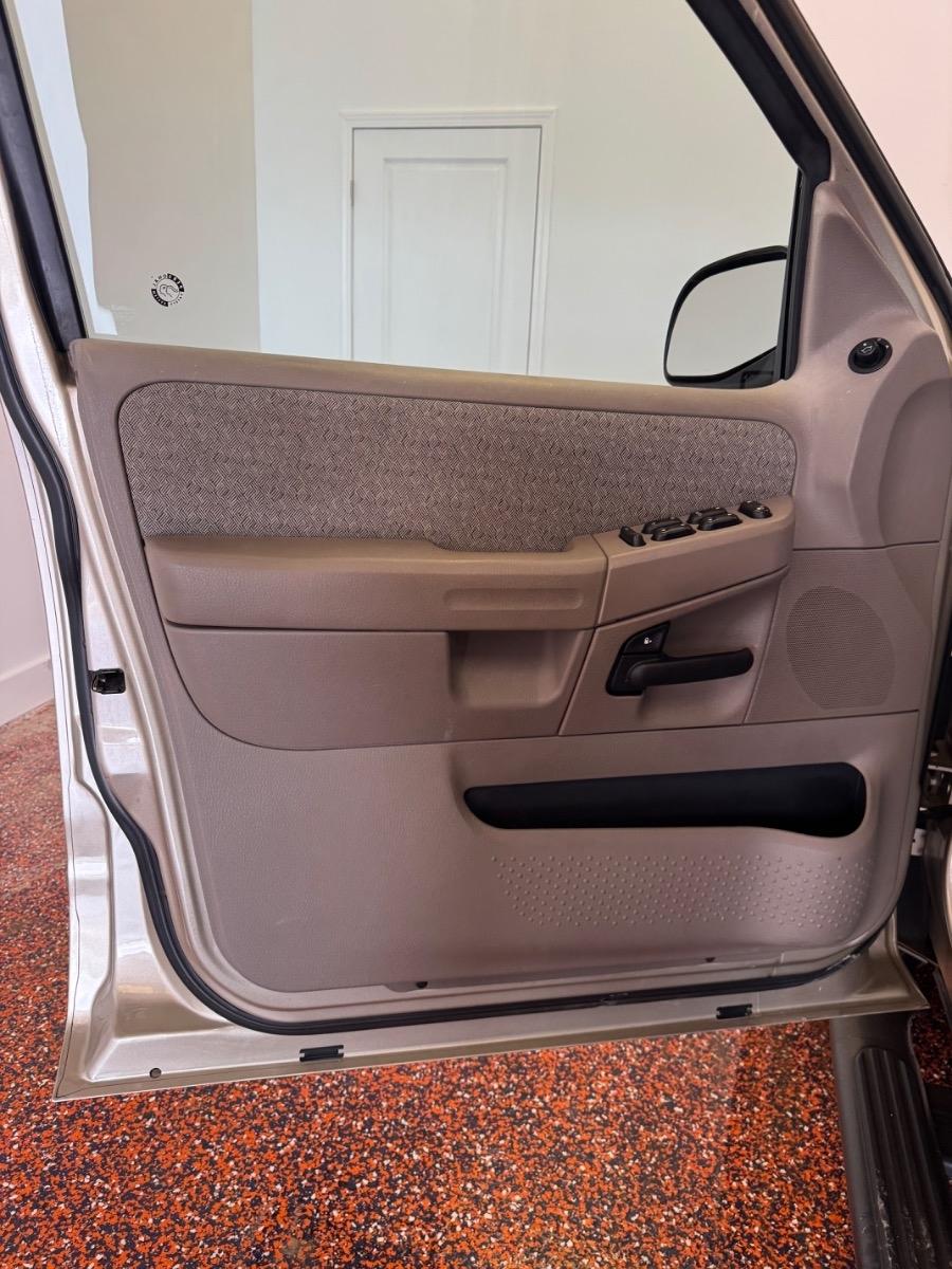 Ford Explorer 4dr 114" WB 4.0L XLS 4WD 2003