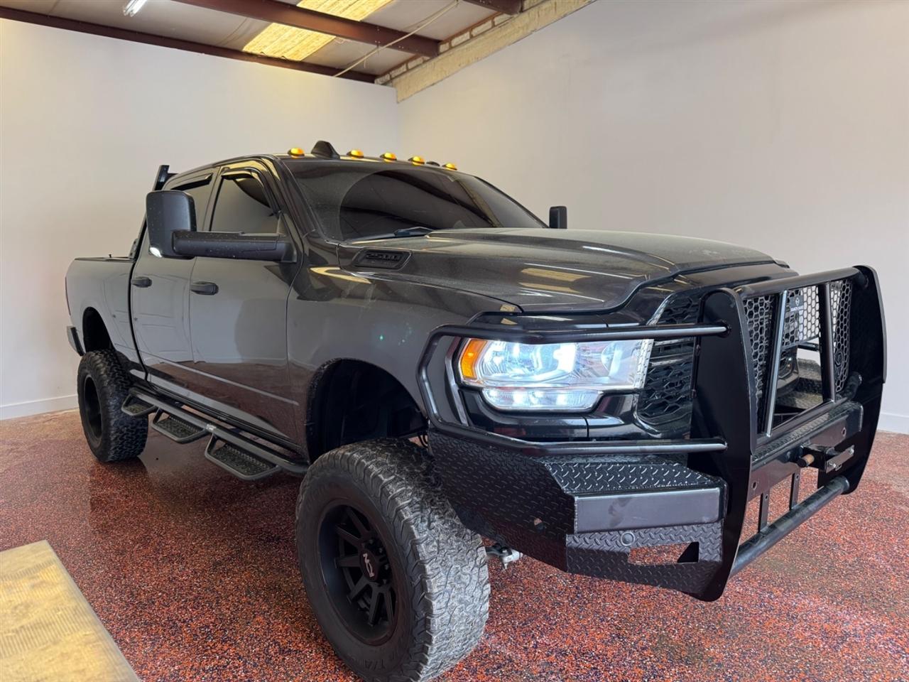 RAM 2500 Tradesman 4x4 Crew Cab 6'4" Box 2022
