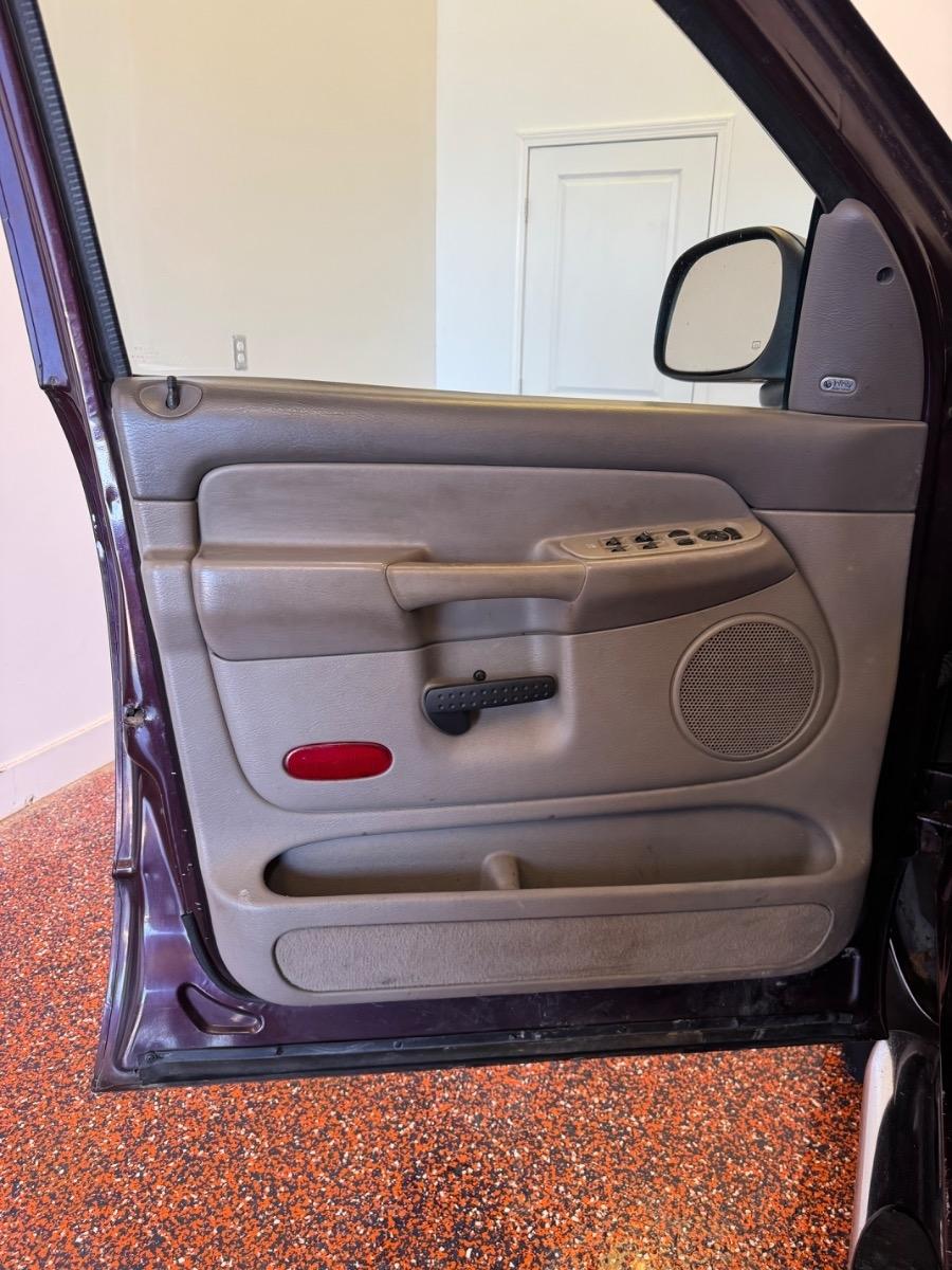 Dodge Ram 2500 4dr Quad Cab 160.5" WB SLT 2004