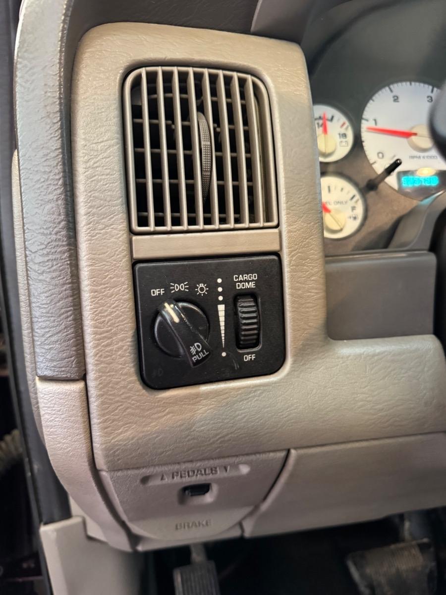 Dodge Ram 2500 4dr Quad Cab 160.5" WB SLT 2004