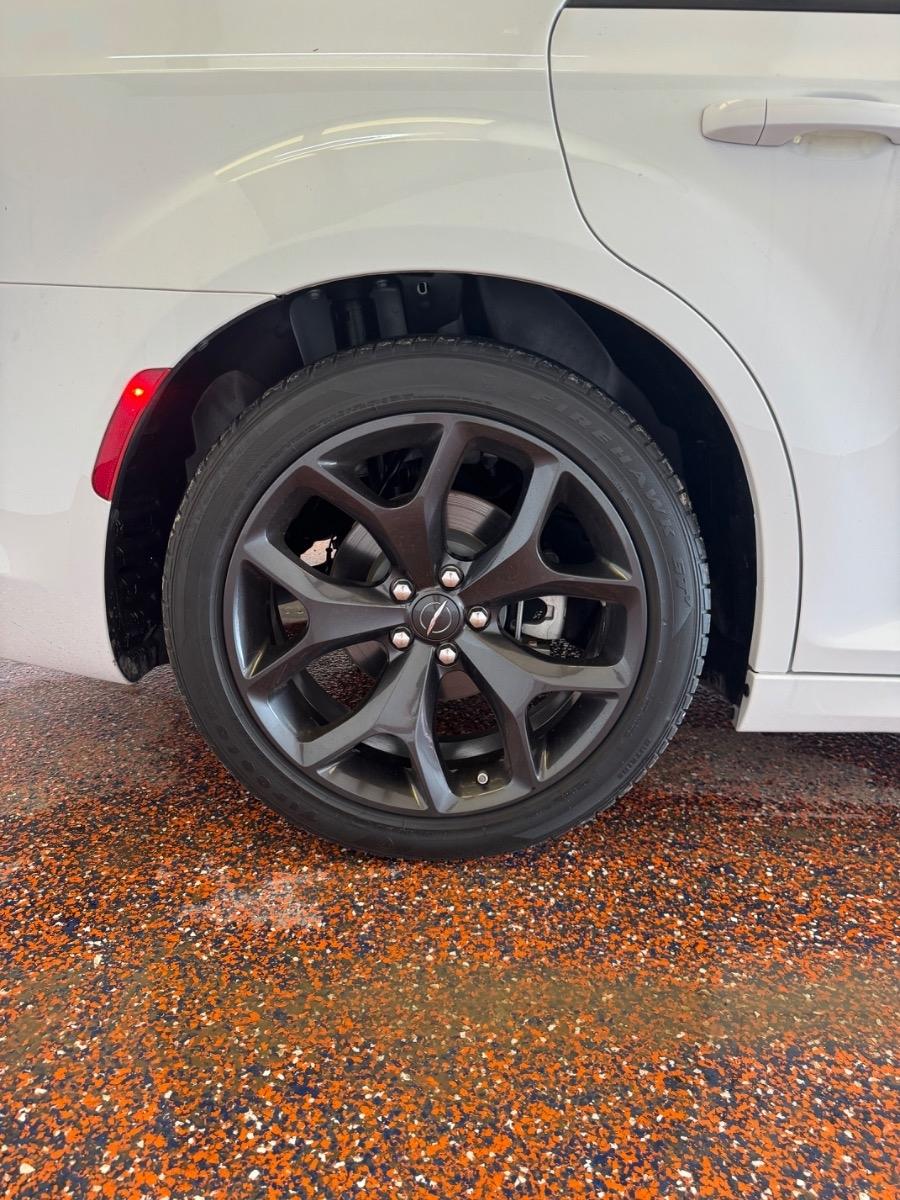 Chrysler 300 Touring L RWD 2023