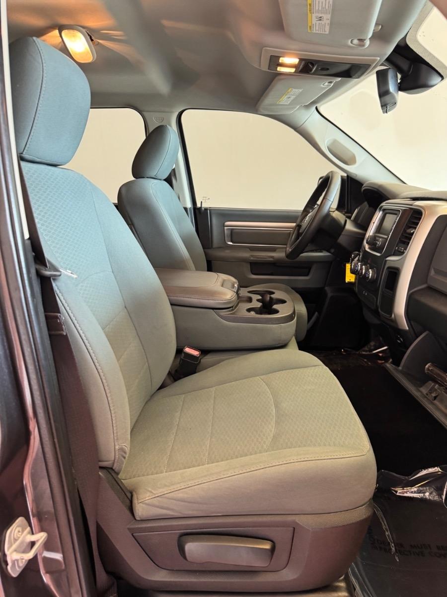 RAM 1500 2WD Quad Cab 140.5" SLT 2016