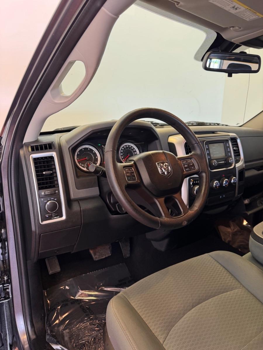 RAM 1500 2WD Quad Cab 140.5" SLT 2016
