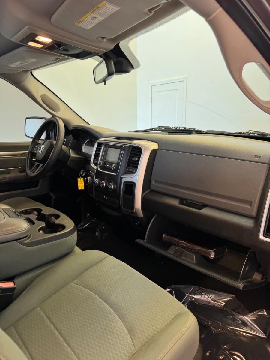 RAM 1500 2WD Quad Cab 140.5" SLT 2016