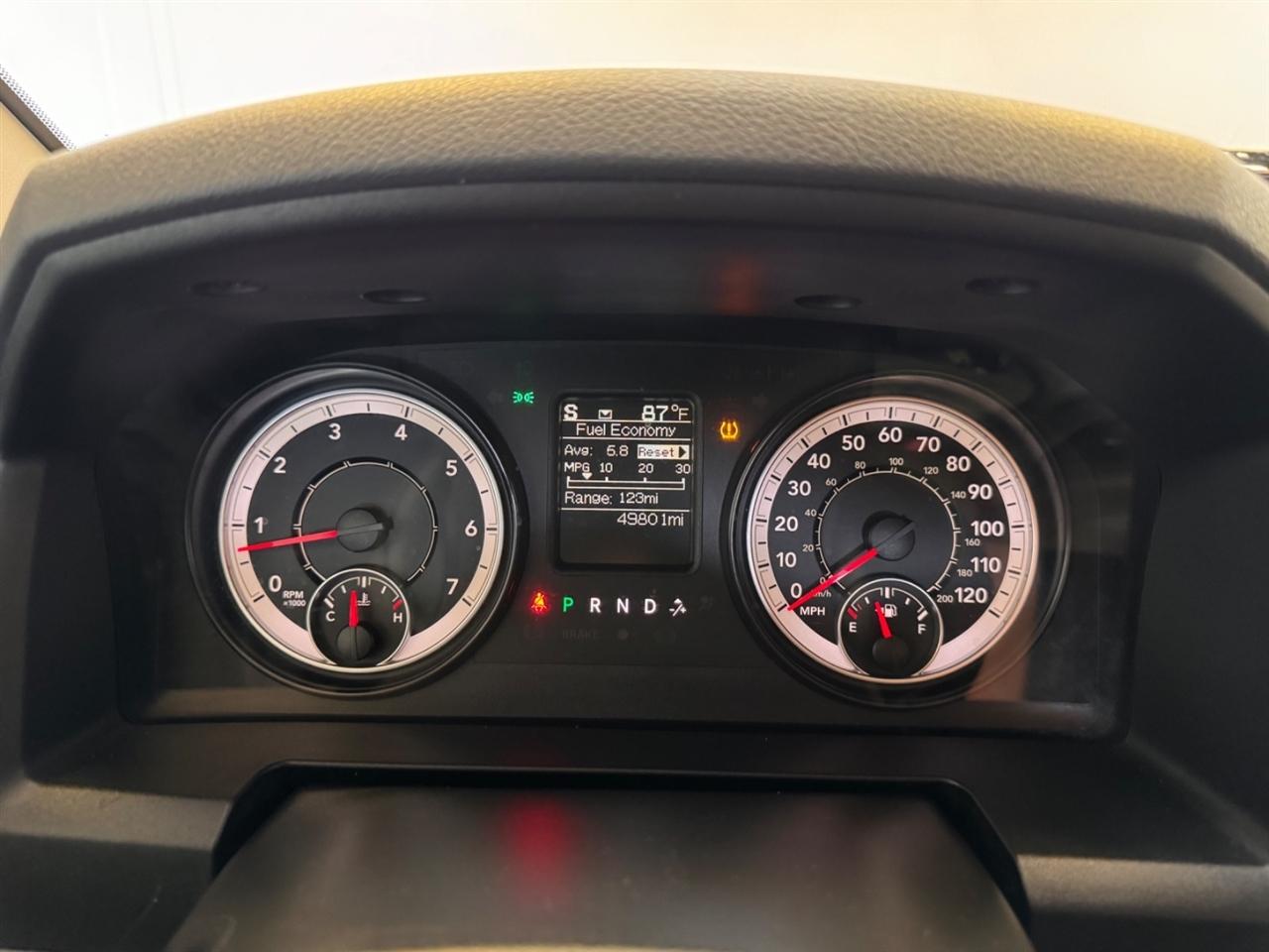RAM 1500 2WD Quad Cab 140.5" SLT 2016