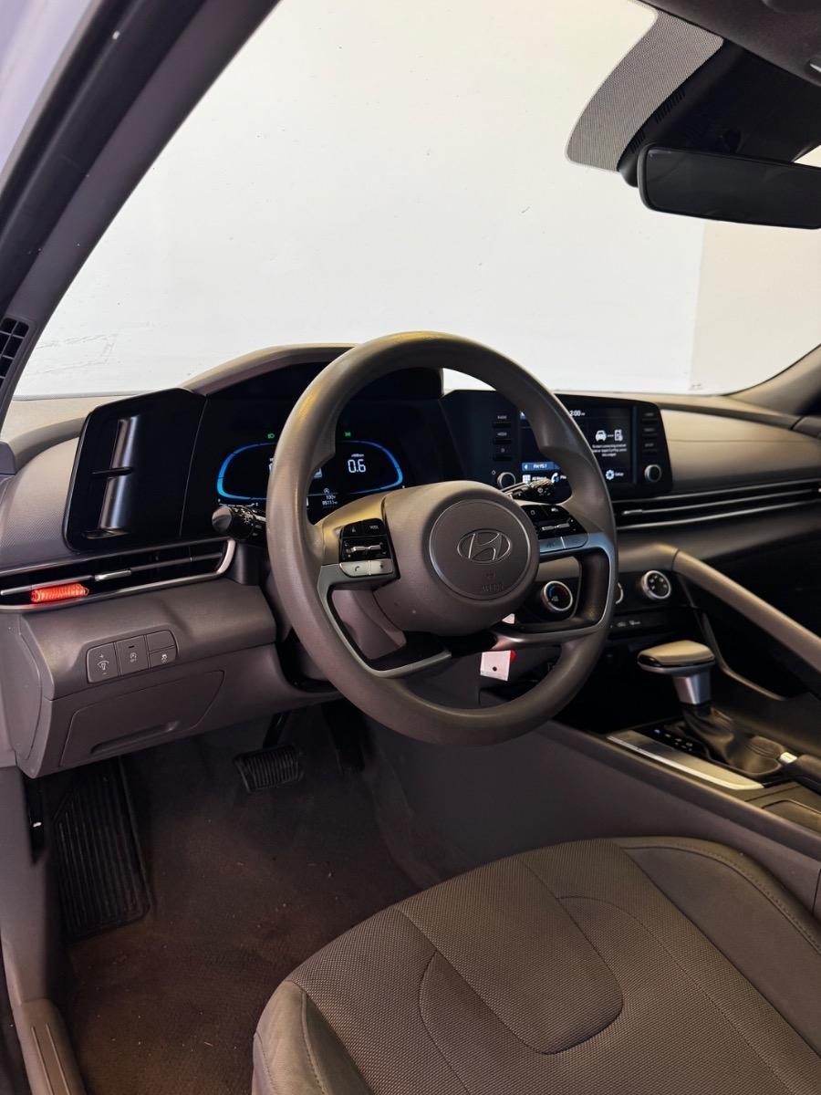 Hyundai Elantra SE IVT 2025