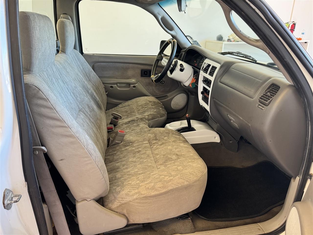 Toyota Tacoma Reg Cab Manual (Natl) 2004