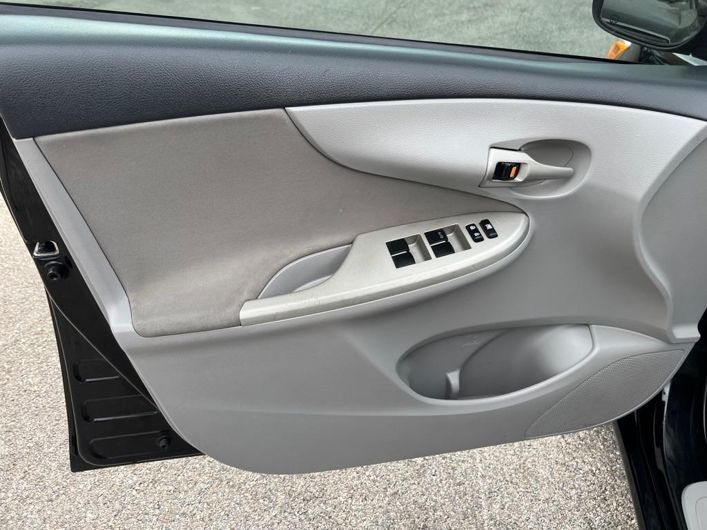 Toyota Corolla 4dr Sdn Auto LE Special Edition (Natl) 2013