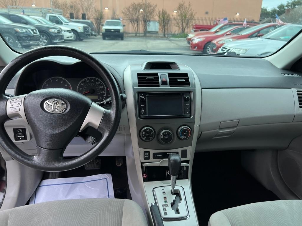 Toyota Corolla 4dr Sdn Auto LE Special Edition (Natl) 2013