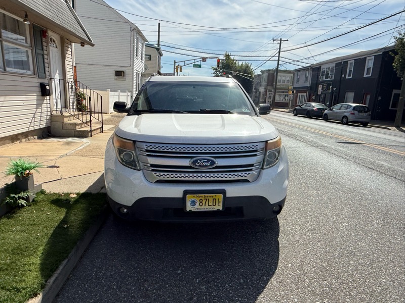 2012 Ford Explorer XLT photo 2