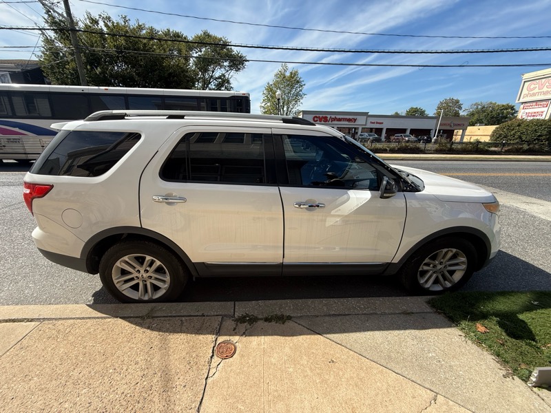 2012 Ford Explorer XLT photo 4