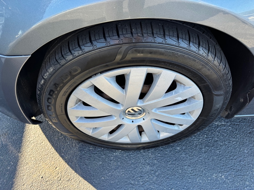 2012 Volkswagen Jetta SportWagen S photo 2