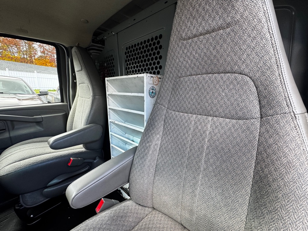 GMC Savana Cargo Van RWD 2500 135" 2016 GMC Savana Cargo Van RWD 2500 135" 2016