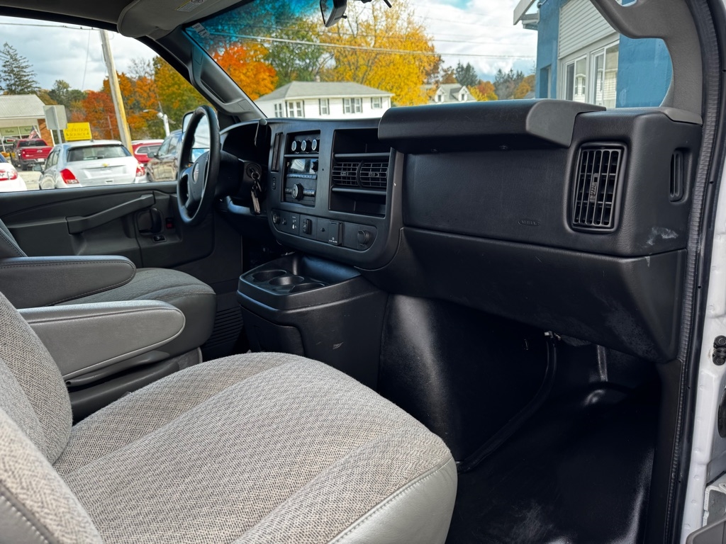GMC Savana Cargo Van RWD 2500 135" 2016 GMC Savana Cargo Van RWD 2500 135" 2016