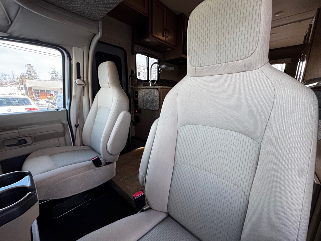 Thor Motor Coach Chateau  2017