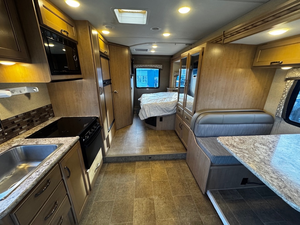 Thor Motor Coach Chateau  2017