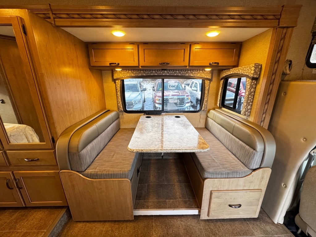 Thor Motor Coach Chateau  2017