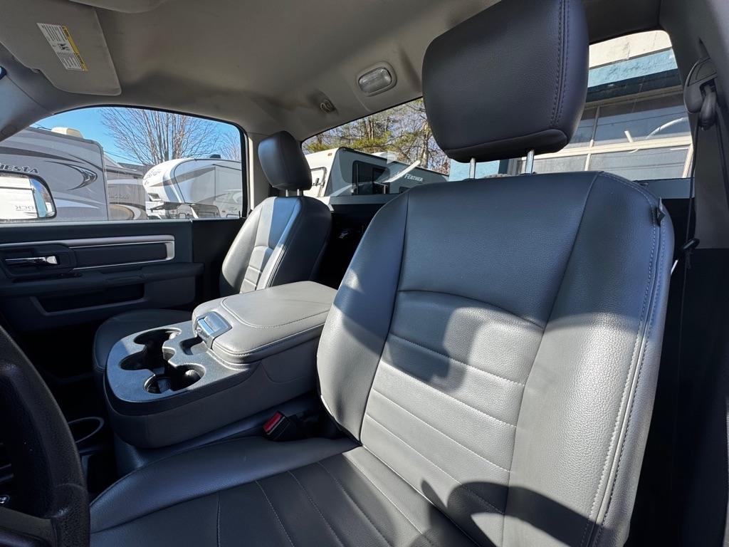 RAM 2500 4WD Reg Cab 140.5" Tradesman 2015