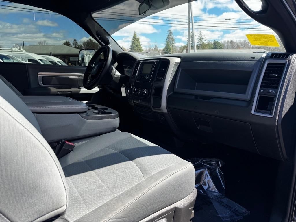 RAM 1500 Express 4x4 Regular Cab 6'4" Box 2017