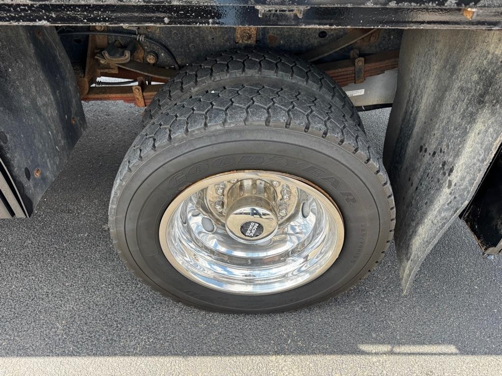 Ford Super Duty F-550 DRW 2WD Reg Cab 165" WB 84" CA XLT 2016