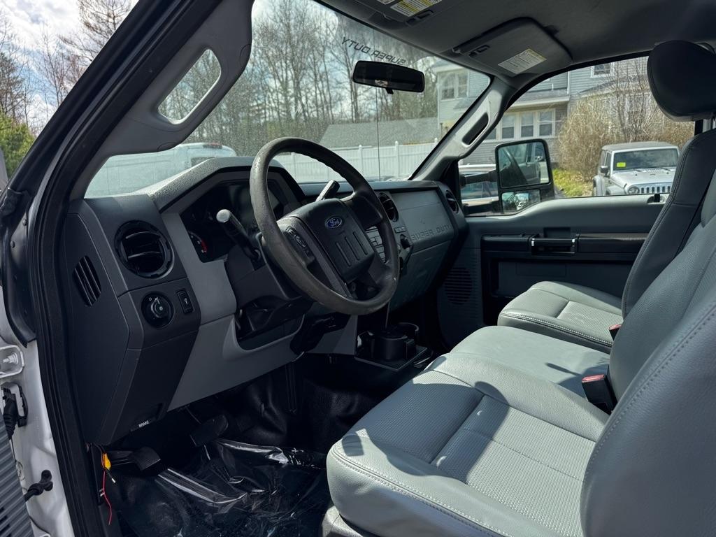 Ford Super Duty F-550 DRW 2WD Reg Cab 165" WB 84" CA XLT 2016