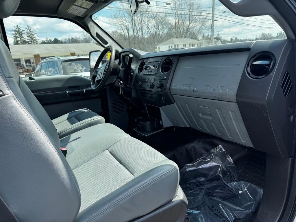 Ford Super Duty F-550 DRW 2WD Reg Cab 165" WB 84" CA XLT 2016